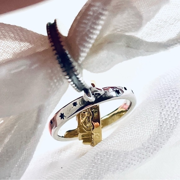 ⚡ NWOT Platform 9 3/4 & Hedwig Spinning Charm – Harry Potter ✨ - Picture 10 of 12